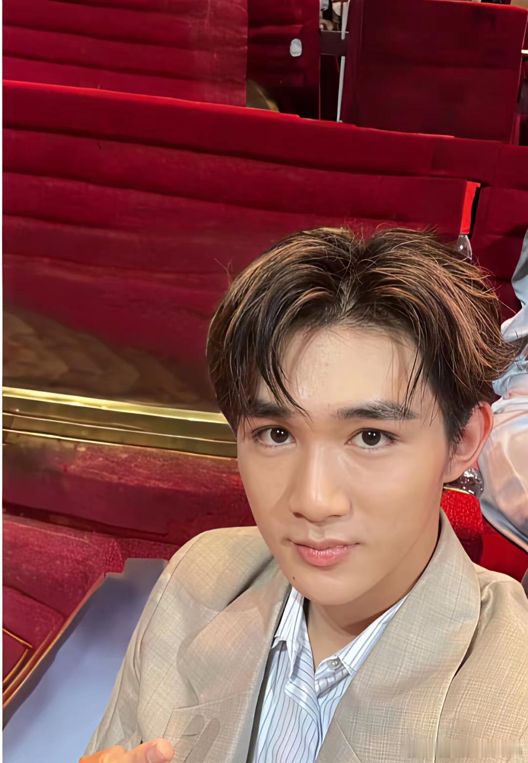 荣梓杉除了a酒店房钱，谁还知道7万块的球鞋起因是荣梓杉演得角色火了，前经纪人就想
