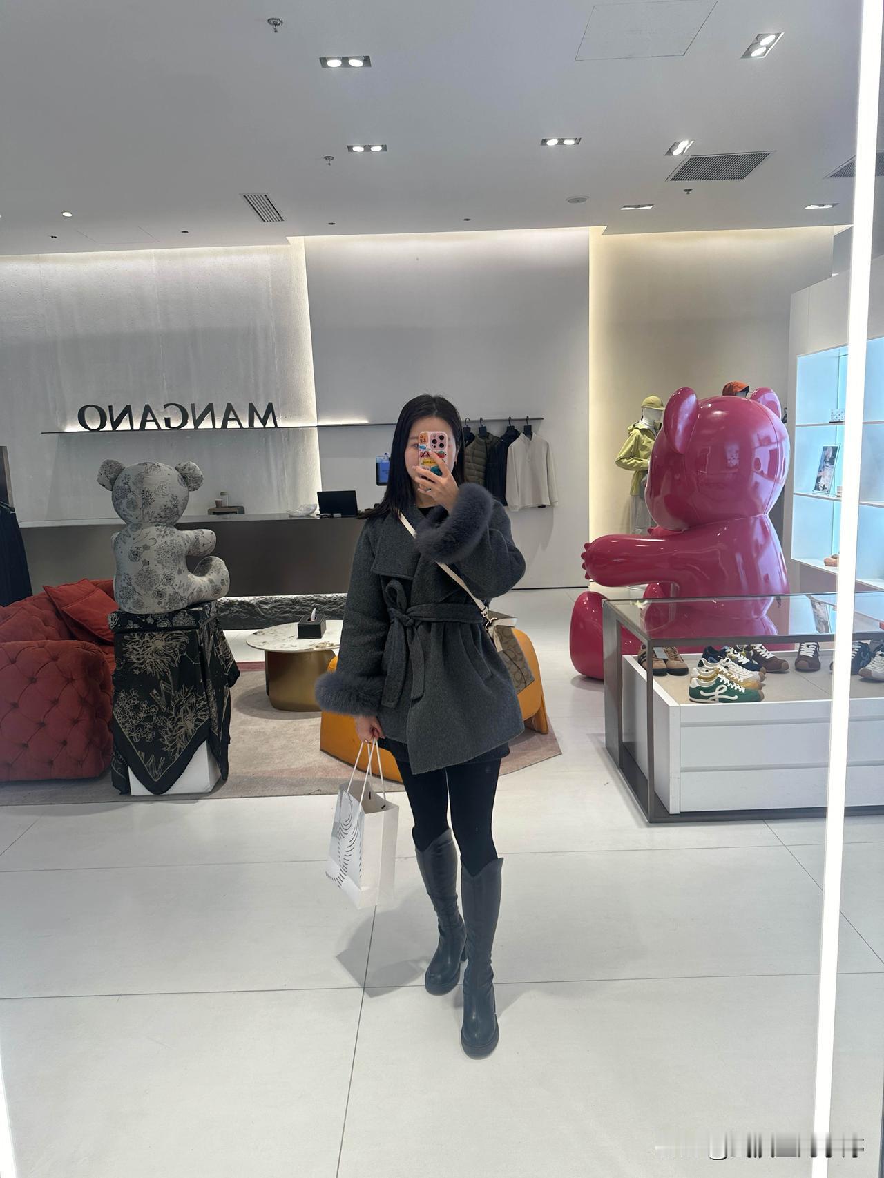 买的新外套到啦！！！因为和妹妹身材差不多，都是捡妹妹们的衣服穿