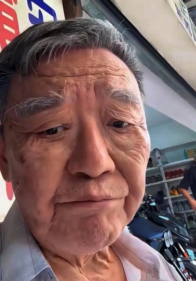 73岁李立群喝多了，直播间直叹气。三个孩子，竟然一个都没结婚。大儿子44岁，做生