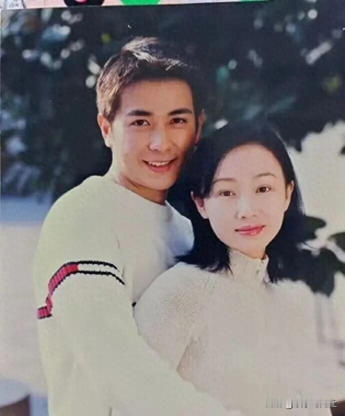 25年情史终澄清！保剑锋声明：自愿离婚，无交集一张旧照，两人依偎，曾是无数人