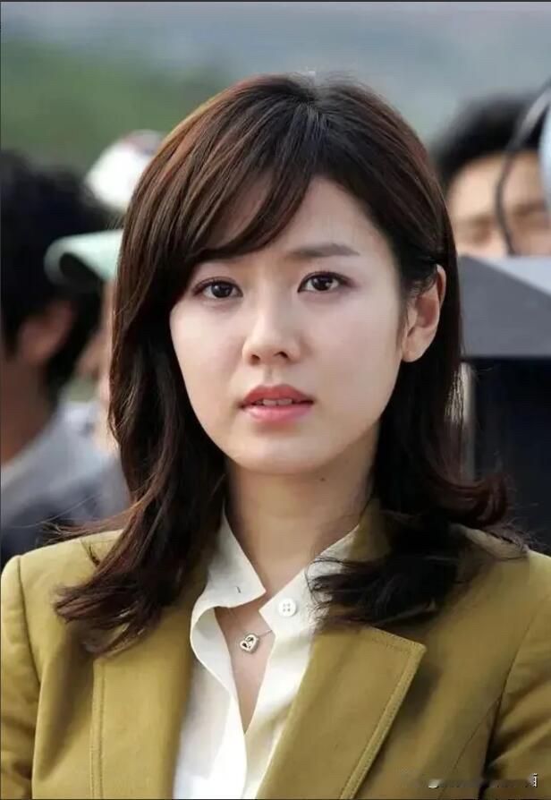 韩国的女明星孙艺珍挺漂亮的，但是再多看一会就会觉得一般般，没有刘亦菲耐看。孙艺珍