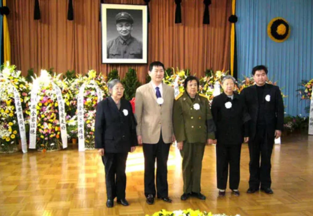 2007年毛岸青因心脏病逝世，中央决定追悼会在八宝山举行，规格高至副国级，身为主