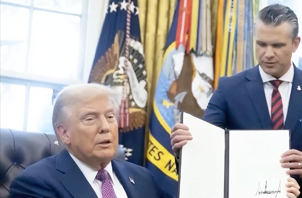 特朗再也不藏着掖着了，直接给美国国防部改了个狠名叫“战争部”，国防部长也顺带成了