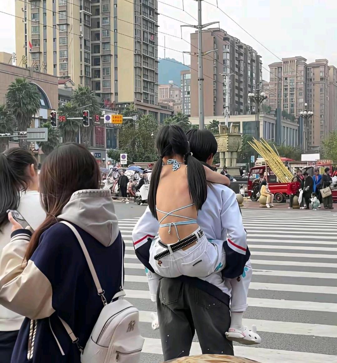 露这么大的一个背，是想拔罐吗？[捂脸哭]你们觉得呢？我猜可能只是演出服而已的