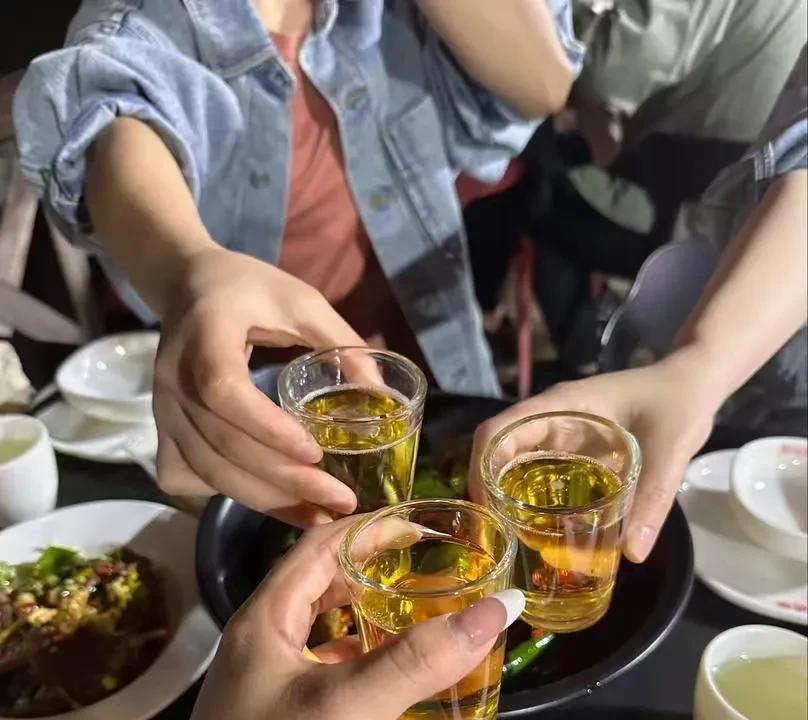 北京，男子和老板、同事三人一起聚餐饮酒，借着酒劲，男子对老板新买的电动车跃跃欲试