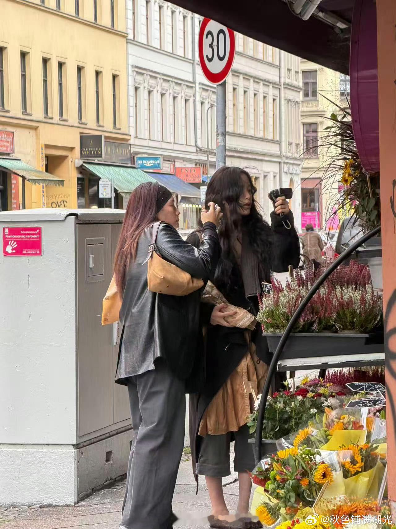 柏林偶遇欧阳娜娜有网友在柏林偶遇欧阳娜娜，好羡慕，为什么不是我遇到[拜托