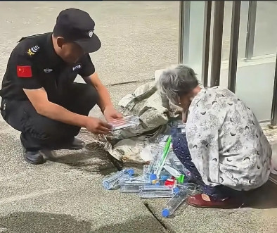 泪目了！一75岁独臂老奶奶想进大学生毕业晚会捡瓶子，却被工作人员拦下不让进，而等