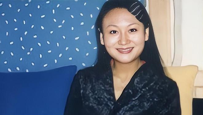 曹晴，一个曾经在中国中央电视台光芒四射的主持人，无疑是许多人心中的“传媒才女”。