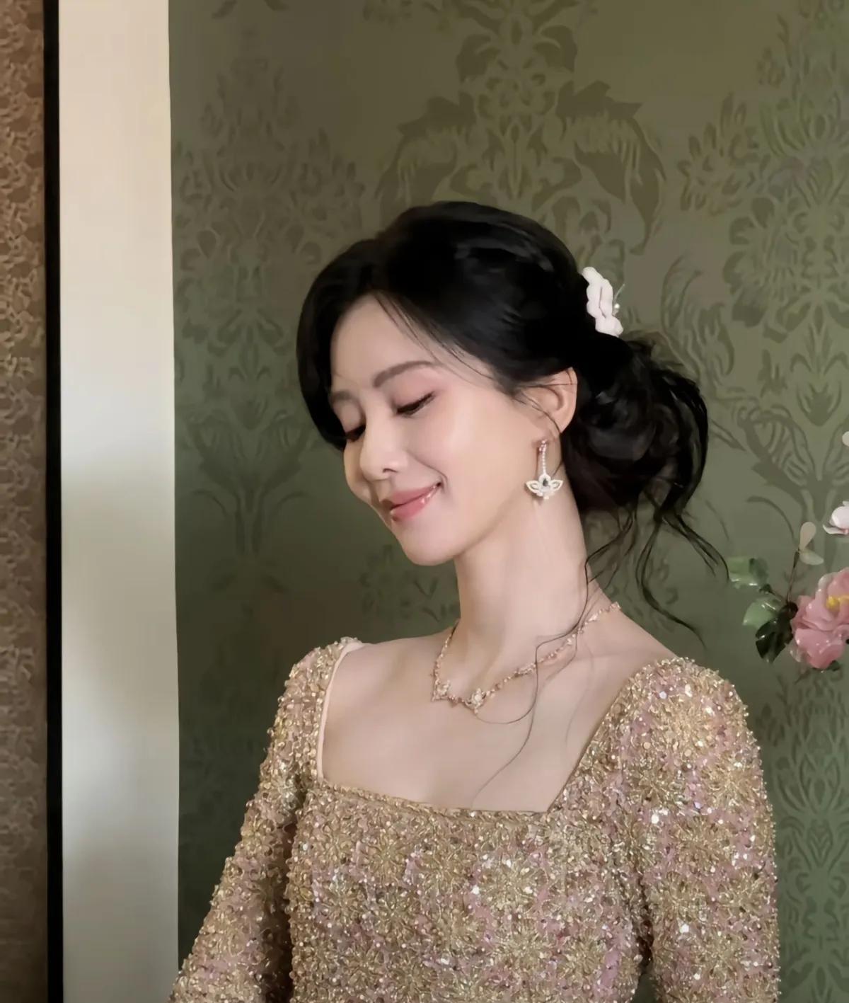 特喜欢她的穿着打扮，不像其他女明星穿着暴露，她每次都是端庄大气的打扮[赞]刘诗诗