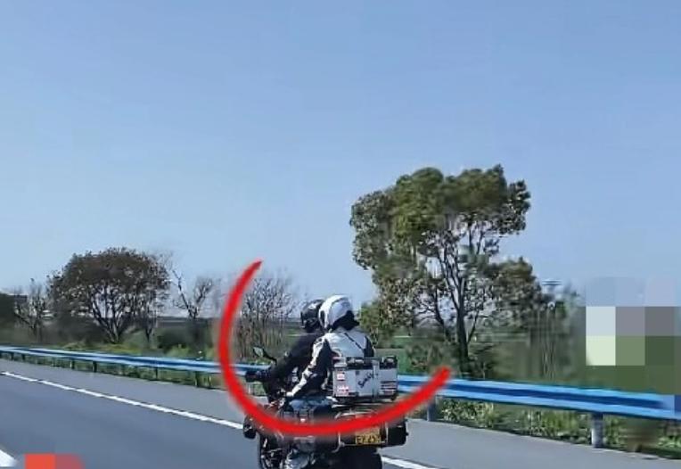 这名交警火了！河南一对夫妻去襄阳玩，在高速上两人坐着一辆摩托被交警拦了下来，不过