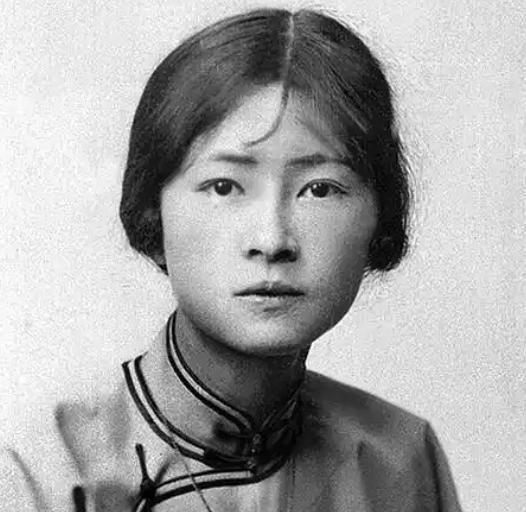 1953年，时任北京市副市长的吴晗，要拆除部分古建筑，遭到林徽因阻拦。他指着林徽