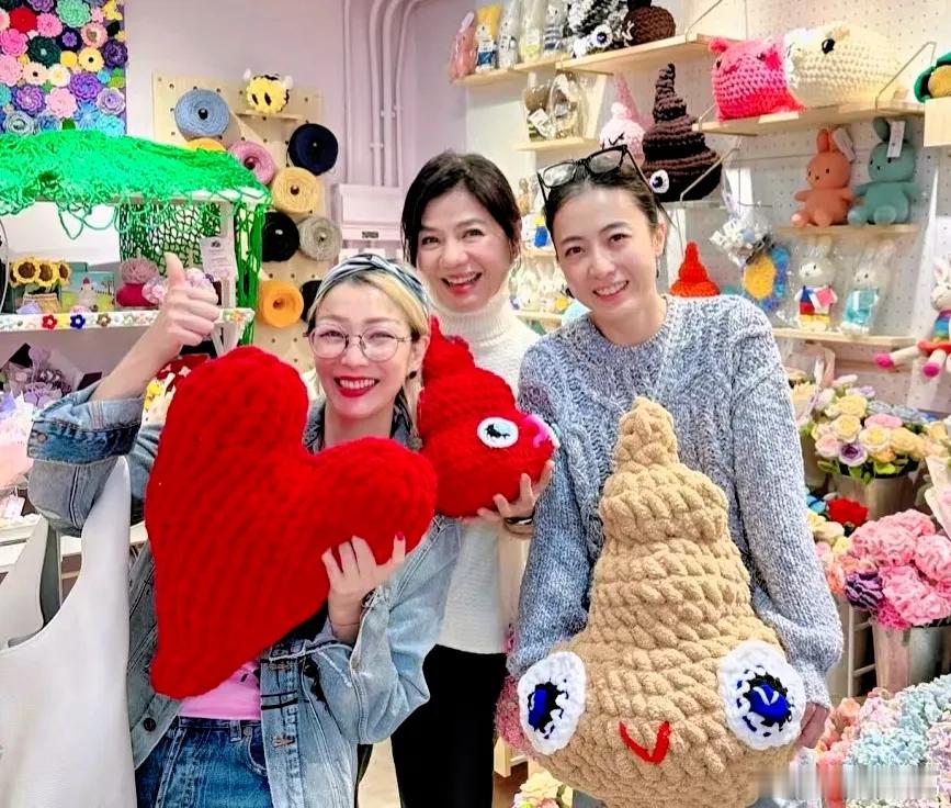 甘比晒和钟楚红看电影，支持好姐妹郑秀文！她们三个是铁三角，很多年的好闺蜜，不得不