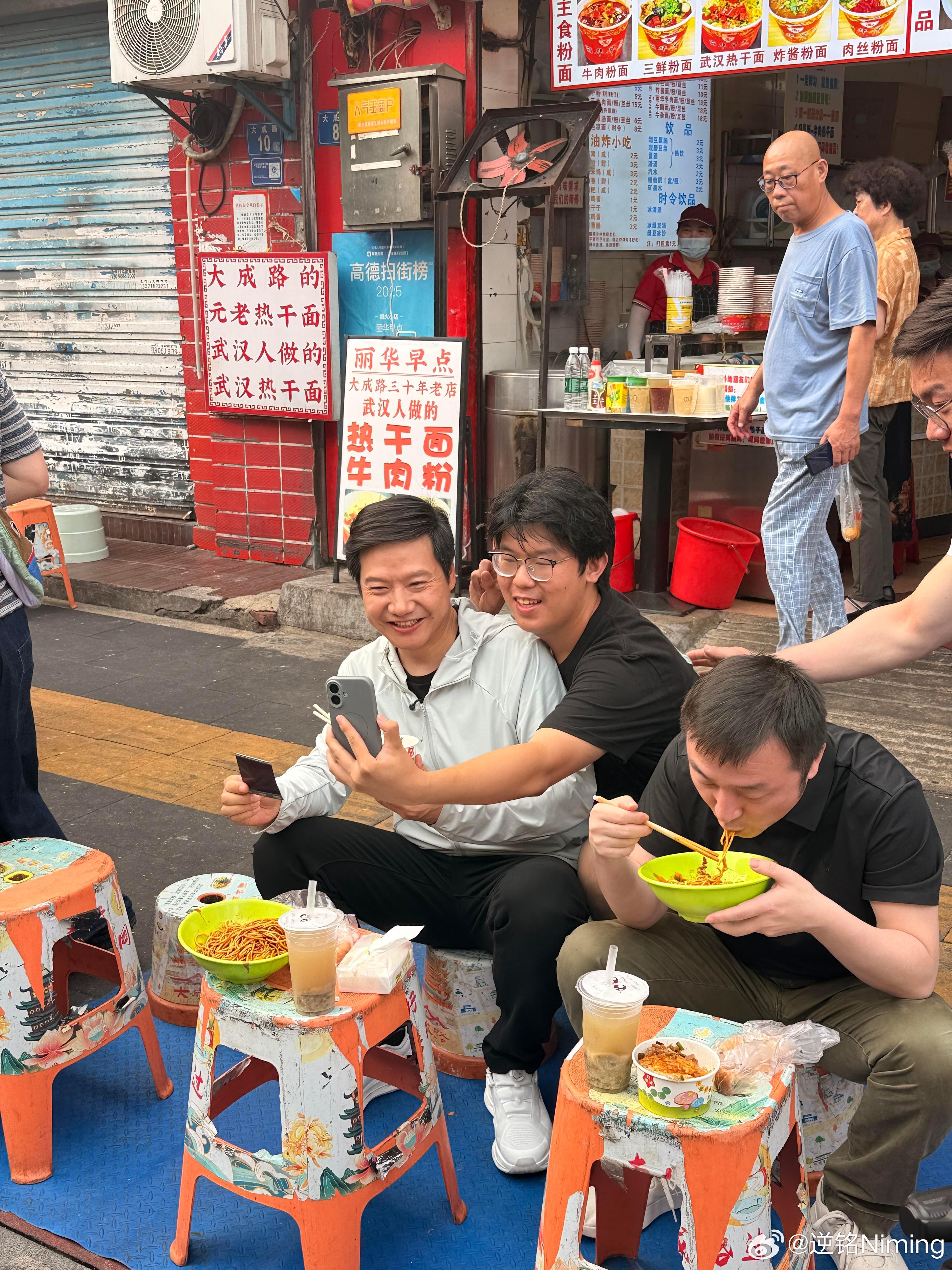 雷军不愧是老湖北人，盐城实验完，就直奔武汉过嘴瘾了雷军坐路边炫热干面雷军在武汉过
