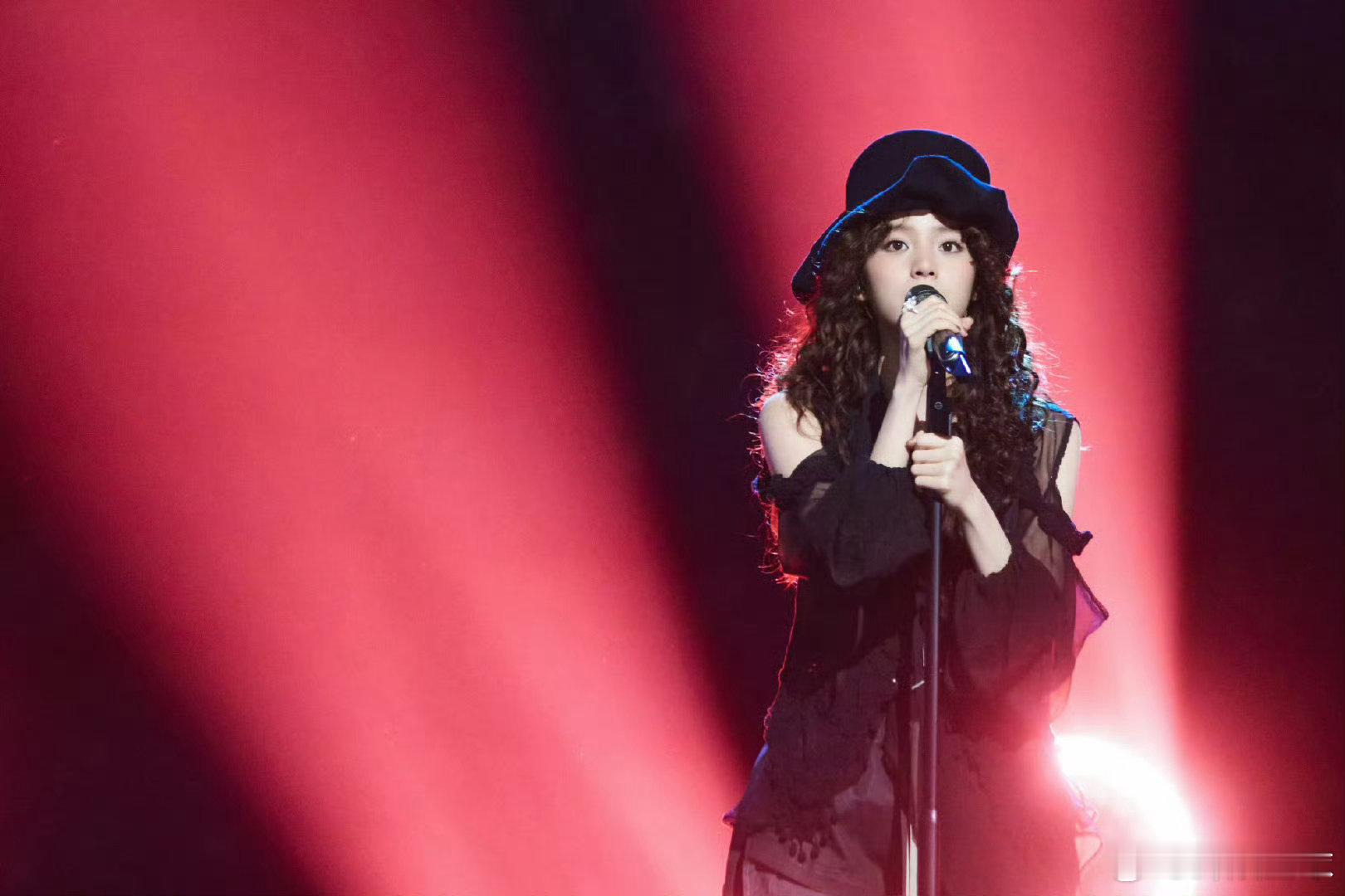 欧阳娜娜尝试了黑松露穿搭声生不息穿搭王者欧阳娜娜！黑松露造型适配度满分，肤白貌美