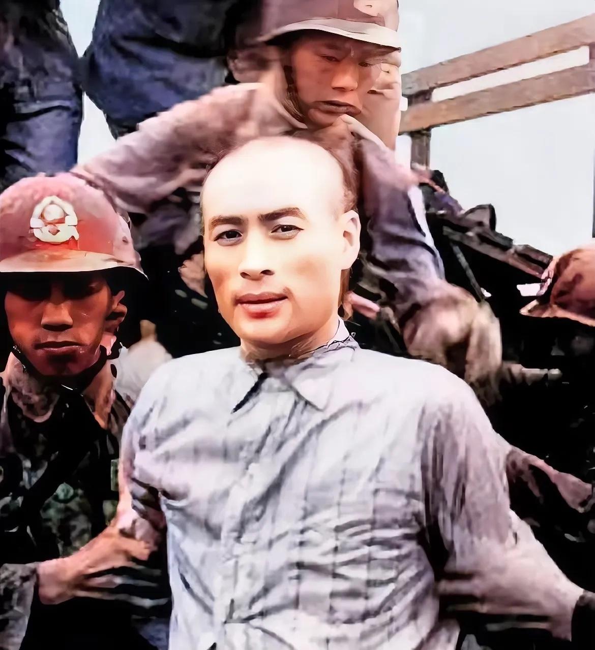 1950年，台北刑场，33岁的聂曦就义前的最后留影，宪兵正将他压下囚车，虽然双手