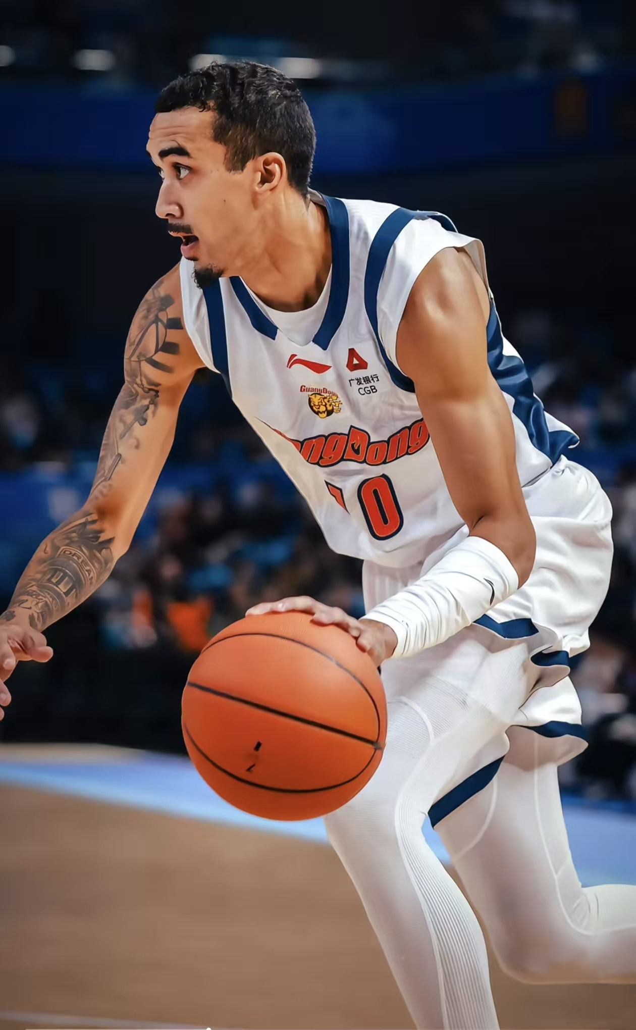 广东大胜四川，胡明轩三分雨，徐杰状态低迷引关注