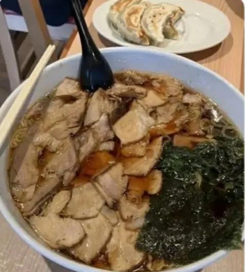 日本首相石破冒去拉面馆吃面，店主认出是首相，便多加了几片肉。石破冒很感动，和店主