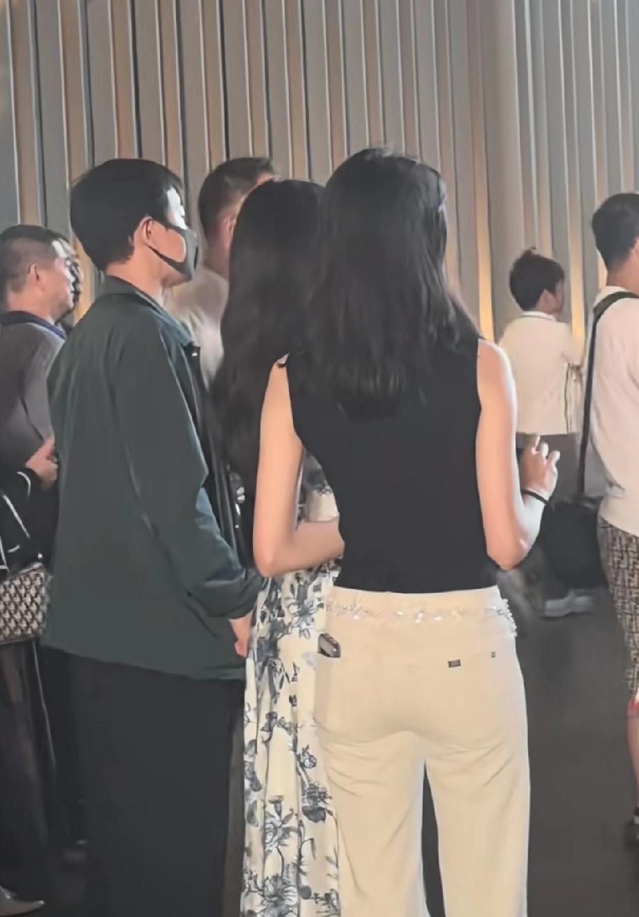 看到佟大为家16岁二女儿正脸照，我愣了三秒。这姑娘完全避开爸爸的钝感，眉眼嘴角