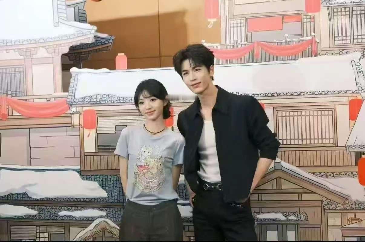 《逐玉》举办庆功宴，两位娱乐博主送上两首打油诗，太有才了。因为粉底液将军的争议