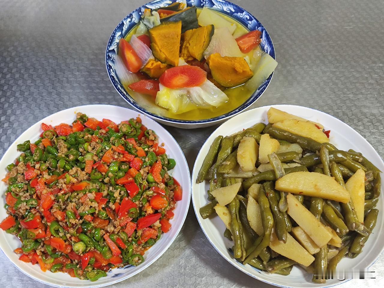 五月十九日午餐分享来啦。有肉末炒青红椒，鲜香味美；有煮蔬菜汤(打卡42天)；有四