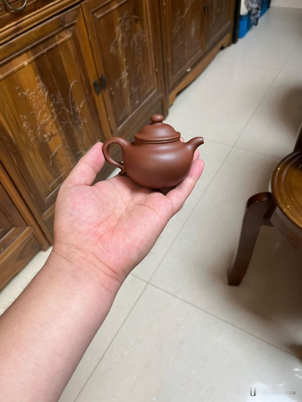 一壶莲子，半盏清欢：在茶席间照见本心莲子紫砂壶，取法自然，形如成熟的莲子，圆润饱
