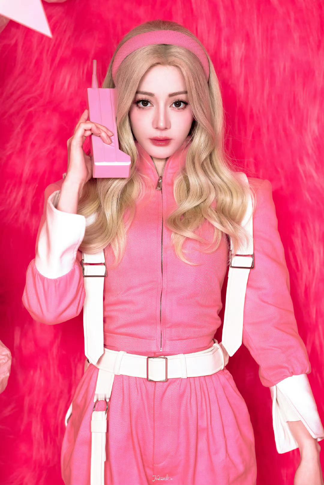 迪丽热巴跳九万字太美了太美了，跟个娃娃一样，比我小时候玩的芭比娃娃都要美迪丽热巴