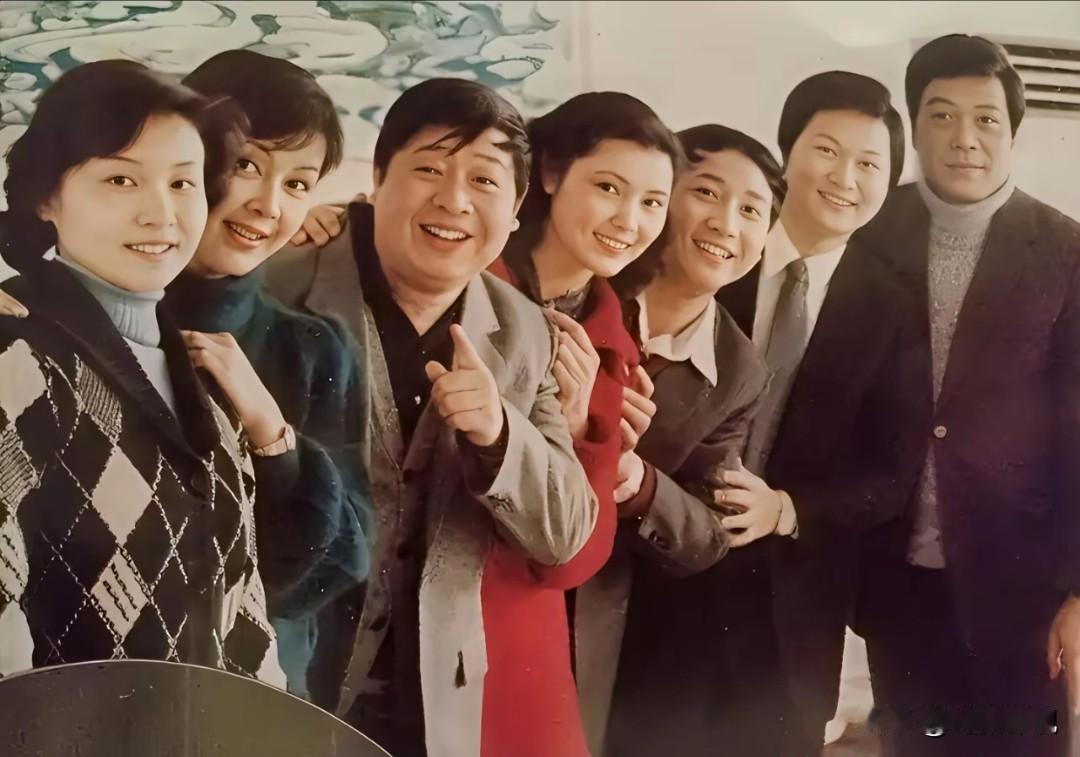 仔细看，80年代春晚后台明星们的一张合影照。我一眼就看出最右边的浓眉大眼，气色盈