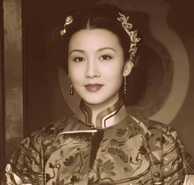 1915年12月，袁世凯登基前一晚，让大姨太沈氏给他穿上那件耗资六十万大洋定制的