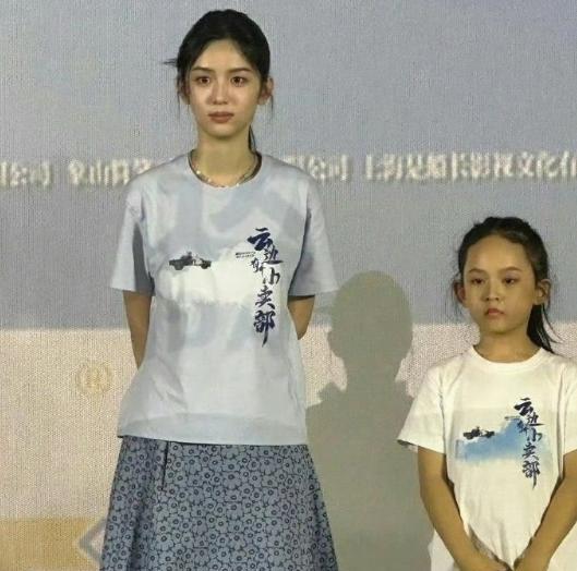 我的天奶，笑的我快直不起腰了。某网友看到周也和小女孩站一起的照片，忍不住感慨：