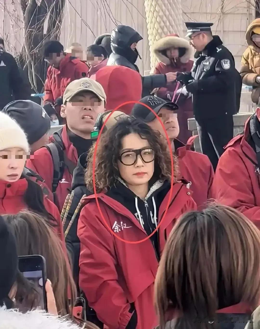 马伊琍羊毛卷大眼镜框大红唇造型，真的一点都不像她了，看来中年女人还是不能搞这种造