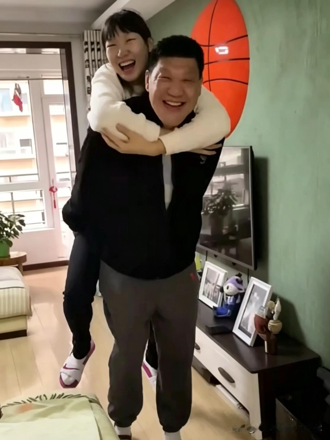 两米多高的韩旭，在外是赛场上的猛将，回到家，依然想趴在爸爸背上撒撒娇。爸爸满是