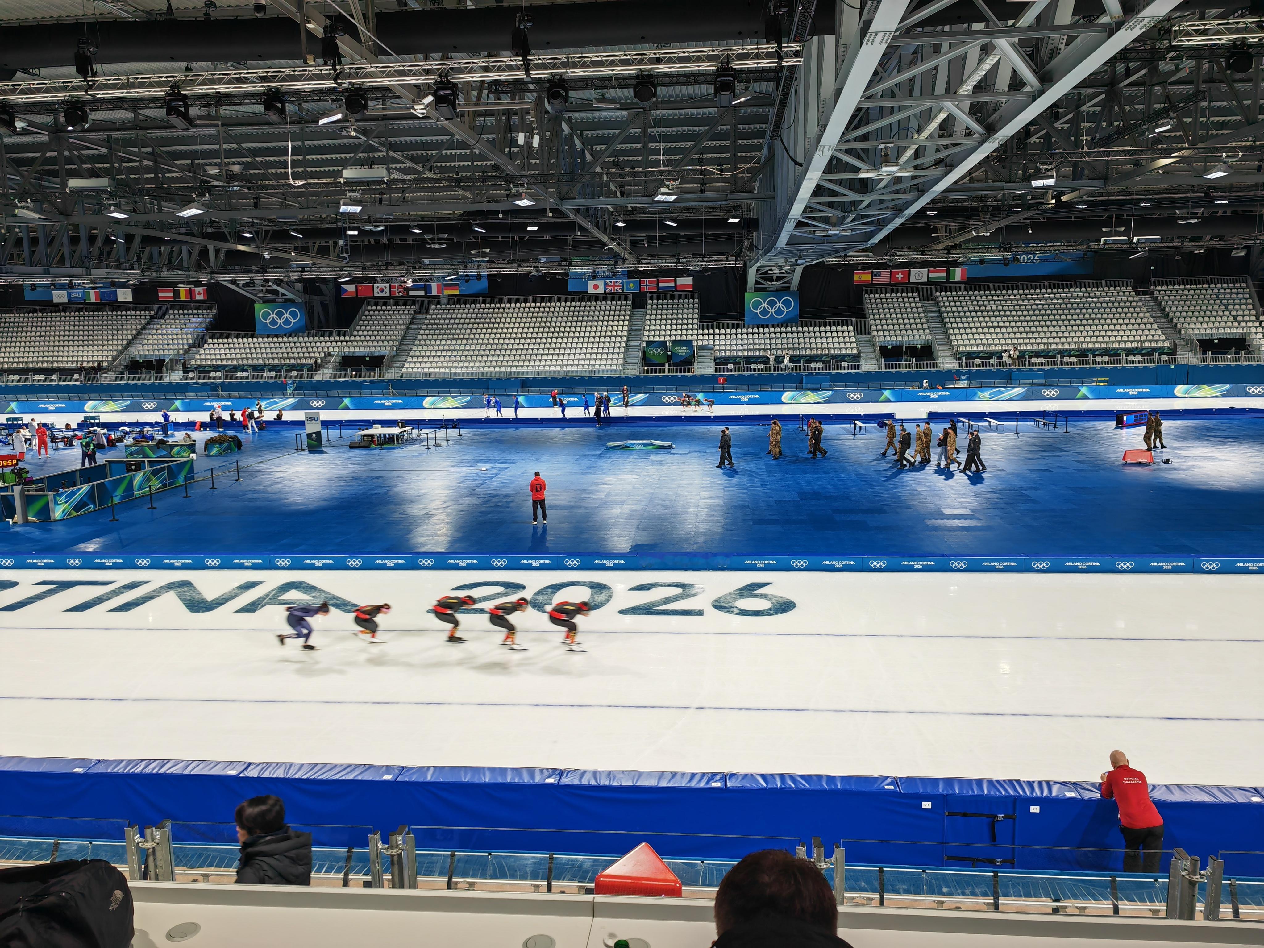 冬奥会中国速度滑冰队正式在米兰冬奥会的比赛场地进行适应性训练，期待好运。厚蓄显