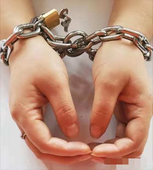 镣铐问心，问的是愧对先辈的初心，问的是辜负人民的良心！父辈是开国功臣，拿鲜血换