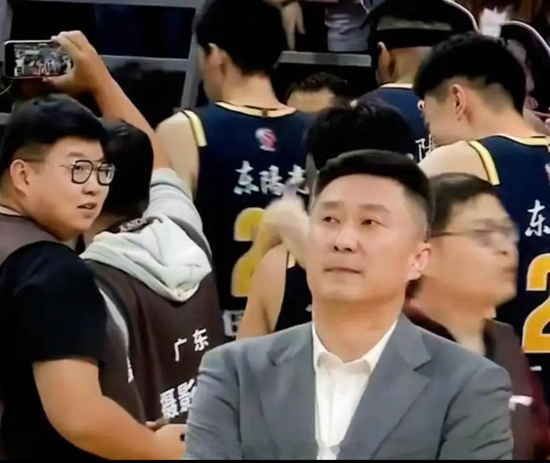 CBA的本土教练继续减员，广东宏远功勋主帅杜锋已经决定辞去球队主教练，他带队在过