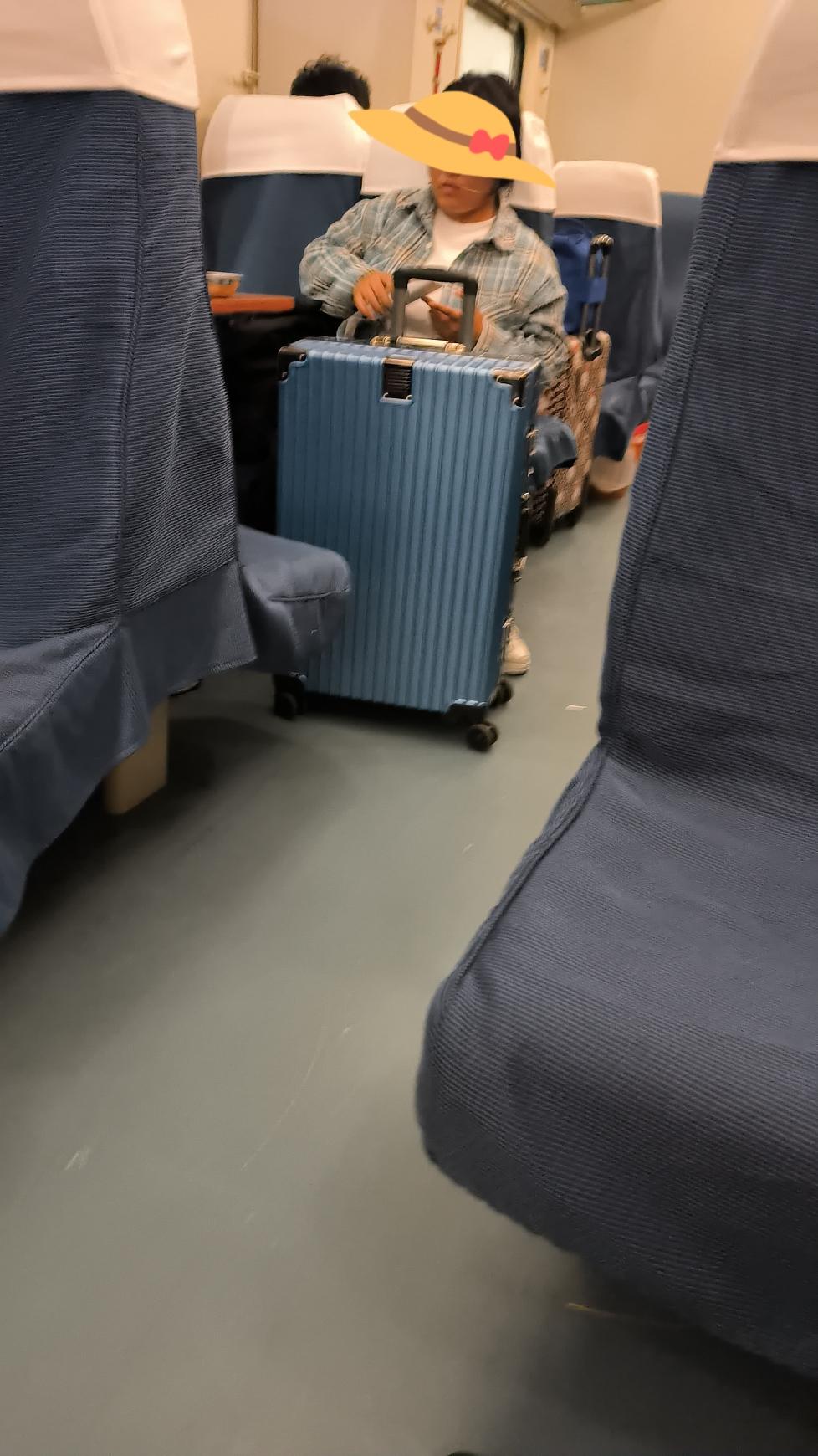 放假回家的大学生，每个人都推着大大的行李箱，你说他们没钱吧，用的都是苹果手机，你