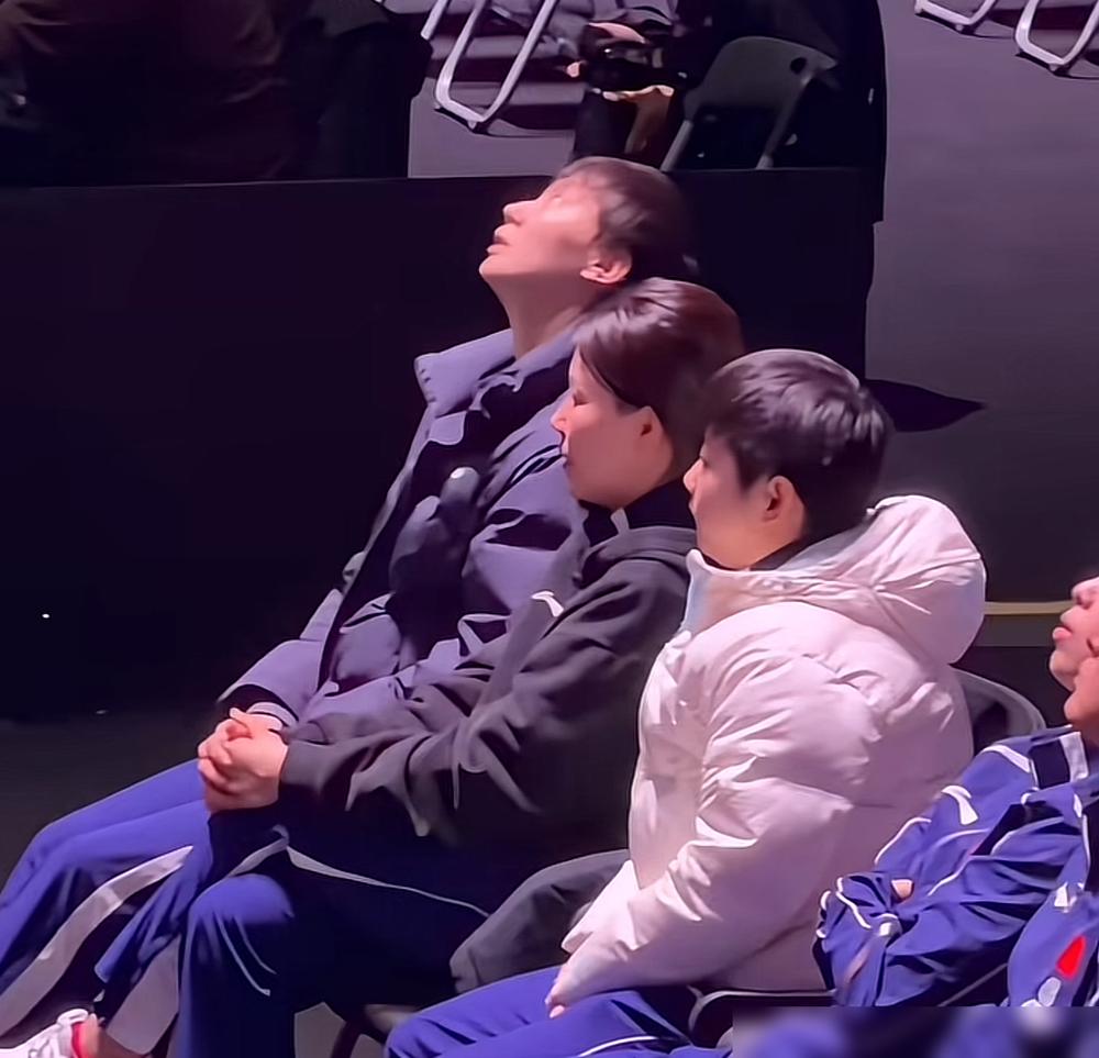 孙颖莎急得空气挥拍，王曼昱撅嘴叹气，眼睁睁看着蒯曼把冠军拱手送给张本美和，太憋屈