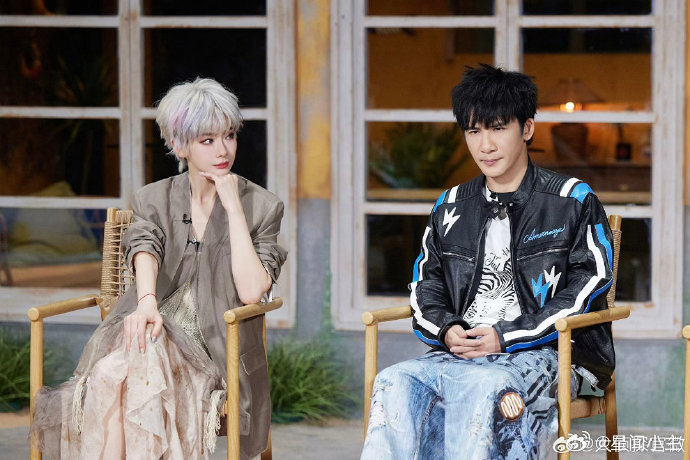 戚薇白毛老公姐戚薇银粉挑染短发谁能拒绝戚薇这种又帅又美的造型啊！银粉挑染短发配