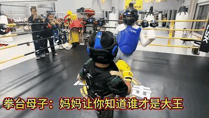 这孩子以后肯定没有叛逆期!内蒙古包头那八岁男孩,刚拿了拳击冠军就飘了,拽着妈妈要