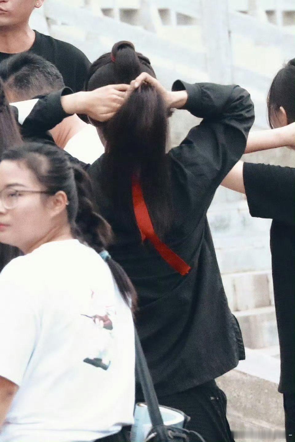 卧槽还有谁没见过肖战整理头发