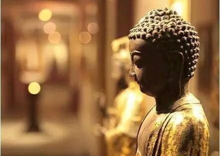 急流勇进时，要有金刚的勇猛；山穷水尽处，需具菩萨的转身。真正的智慧，不在于一味向