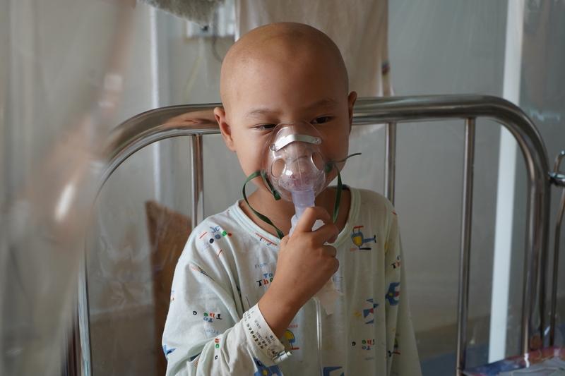 孩子咳嗽雾化治疗的利与弊..孩子半夜咳到睡不着，医院一查就让做雾化，你是不是也