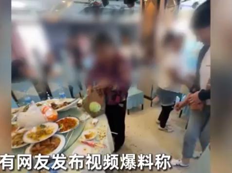 黑龙江一大妈吃席时，看到服务员端上一盘新菜。下一秒，大妈的一个举动让服务员直接摔