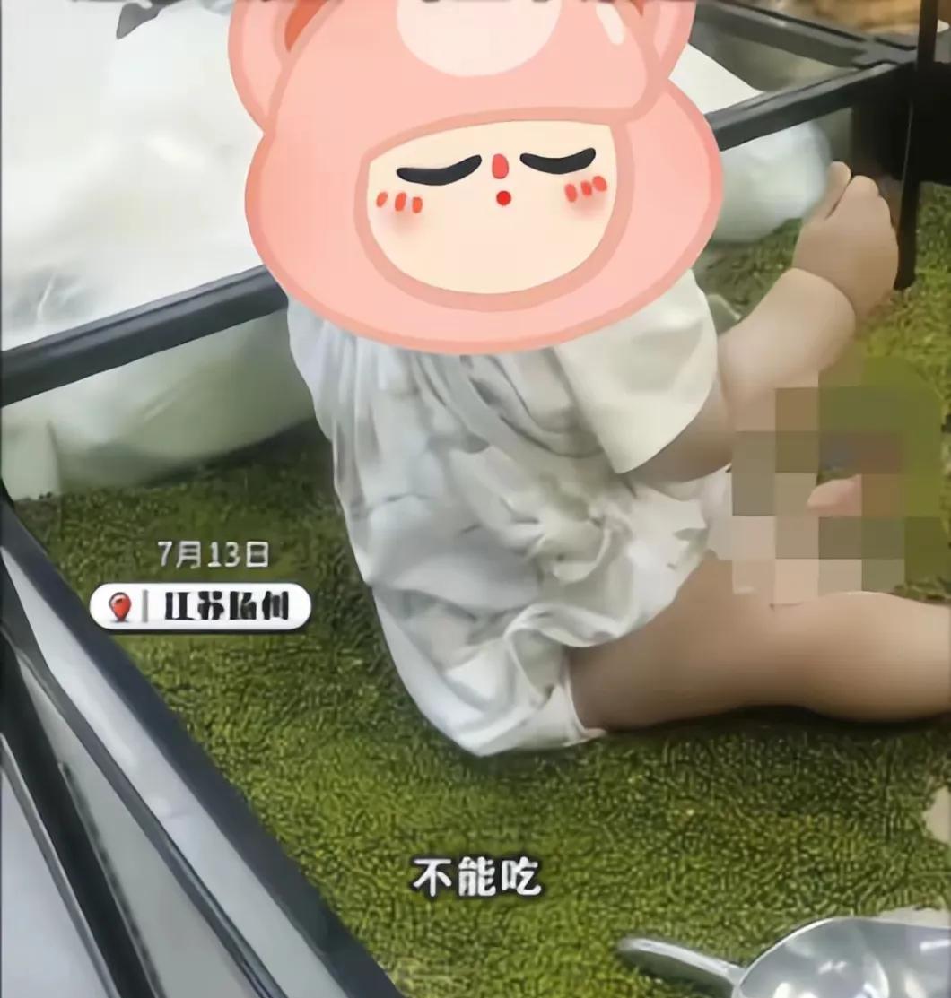 真是巨婴带幼婴，这些熊孩子的家长不仅蠢，而且非常坏。看到一则小新鲜事:一个老奶