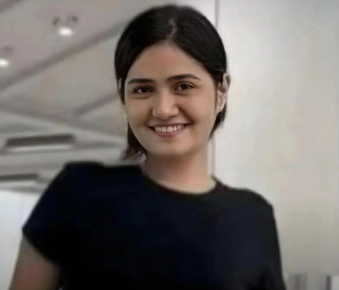 “香港的女儿”消防人员说，发现她的时候，“她的睫毛都糊满了灰烬，还保持着摇篮姿