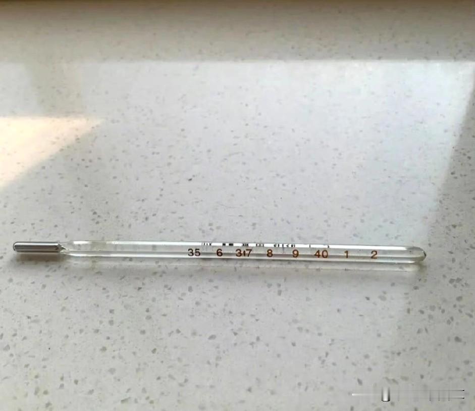 不得不说看到水银体温计明年起禁产的消息，我开始有点矛盾了打小家里医药箱就放