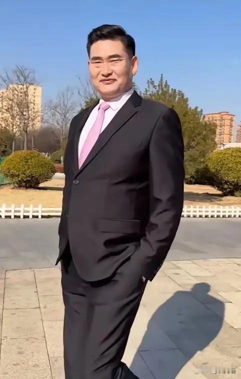 说朱之文神奇，真不是夸张。你看他平时在家，挺着肚子，灰头土脸地干农活，那叫一个