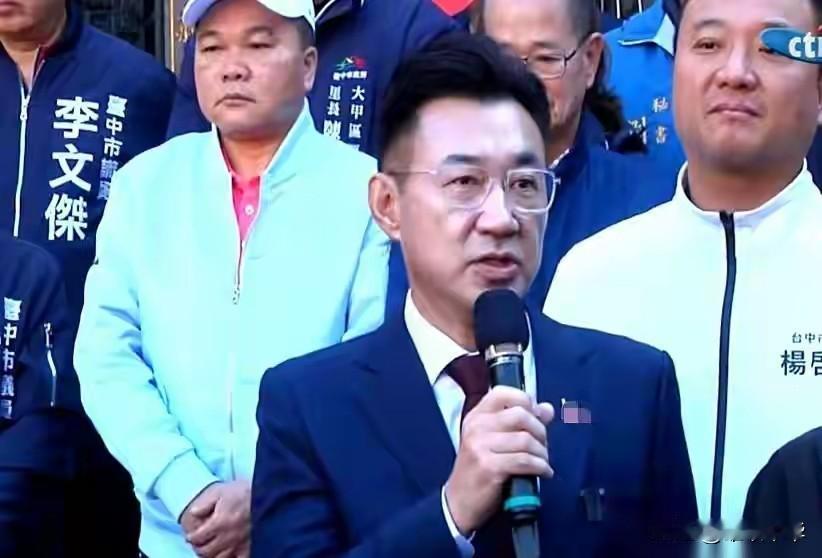 在江启臣心里实权更重要，伪立院副院长论级别属于位高中央级别高官，台中市市长是地方