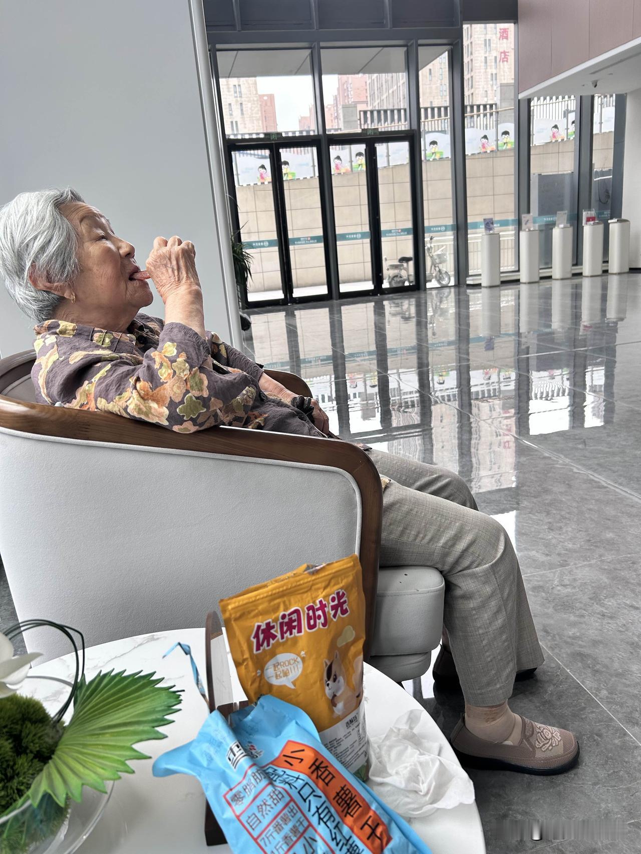 养老院里不太平！今天去颐养中心看我95岁的老妈，照例是领老太太在楼下走走，