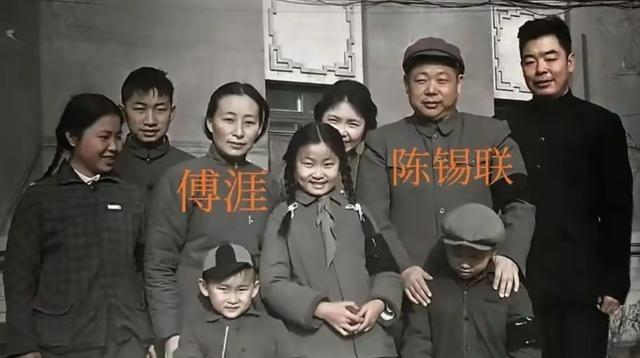 1955年授衔，陈赓是大将，妹夫谭政是大将，连襟陈锡联是上将。更离谱的是，他家小
