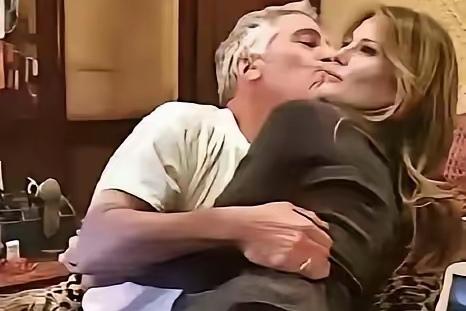 不能怪特朗普。抓这个女人就要抱抱要亲亲。爱博斯坦上没上过特朗普的老婆呢。只有他们